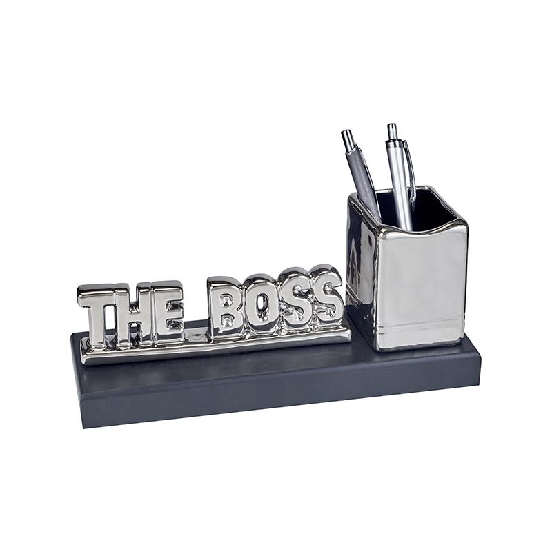 מעמד לשולחן משרדי עם כוס לעטים עם כיתוב THE BOSS